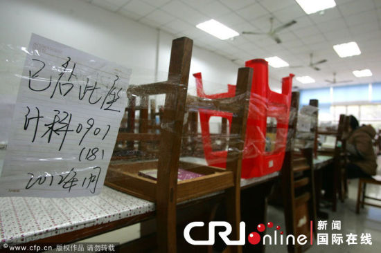 2012年1月30日，离开学还有十多天，湖北省武汉市中南财经政法大学，学生提前占座。自习室的座位比春运火车票还紧俏，所有的桌子都被各色纸条标明“名花有主”。
