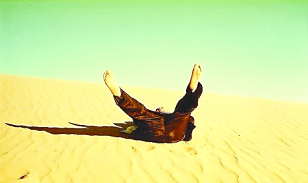 钟二毛在沙漠中打滚的照片