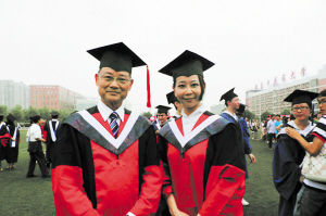 来自台湾的徐秀三与女儿徐湛瑢读完博士同时毕业。